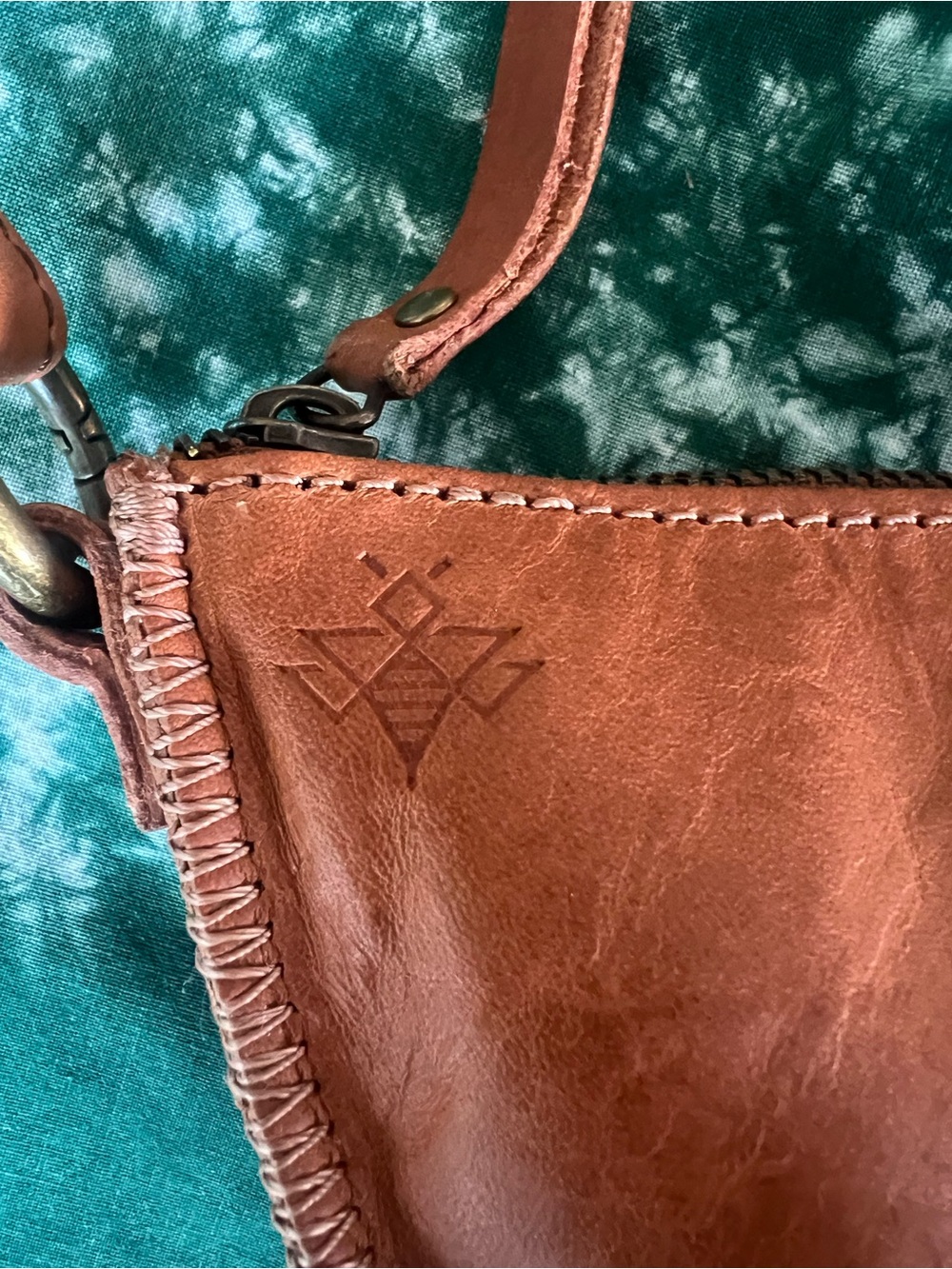 Lyons Leather Co. Vintage Honey Leather Bee Crossbody Bag - Picture 3 of 12